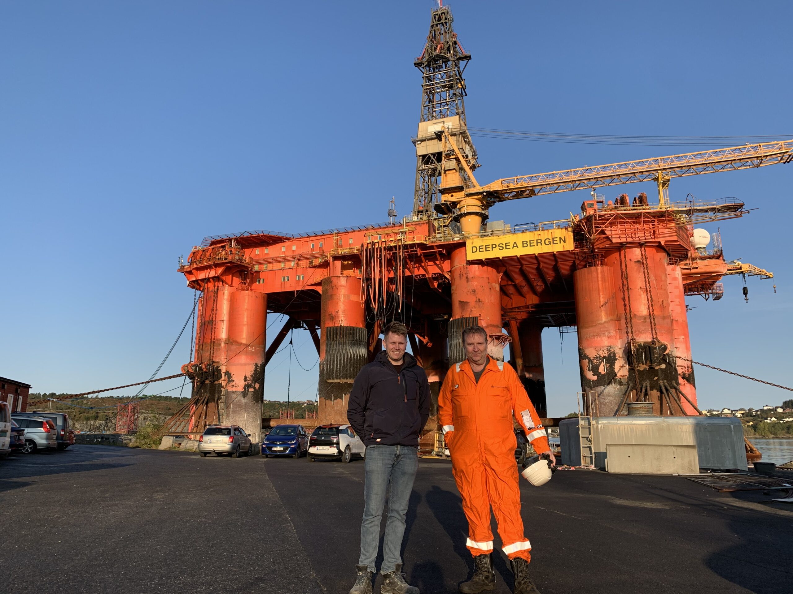 Klubbleder Harald Hereid og sekretær Eirik Grimstad Øvrelid avbildet under riggbesøk i dag, da det mottok den positive responsen fra selskapet. Foto: Jarle Knoph