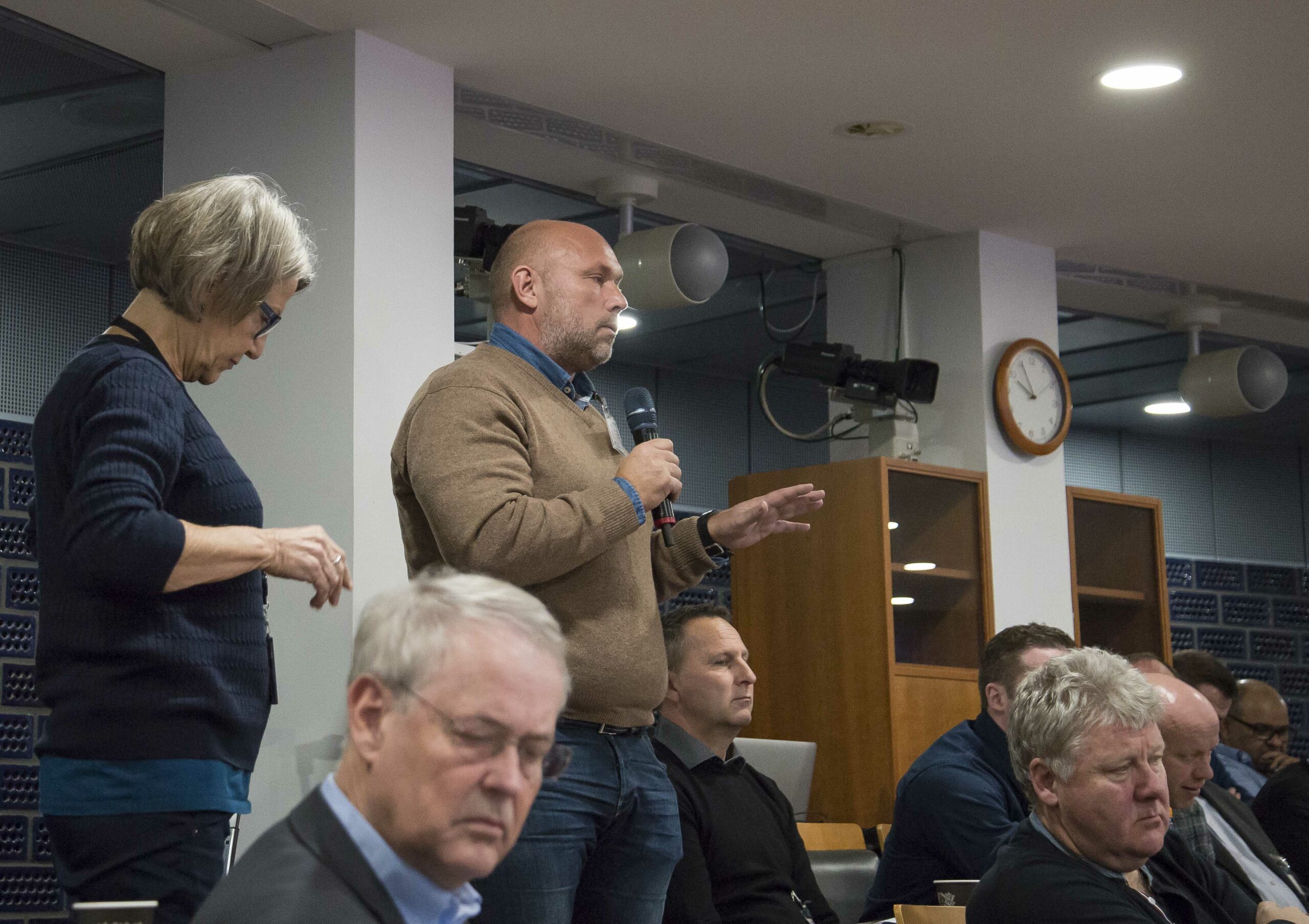 Jan Ingvar Aker-Iversen i Halliburton spurte på seminaret hvordan arbeidsgiverne vurderer risikoen ved at stadig flere stillinger offshore flyttes til land. Foto: Atle Espen Helgesen