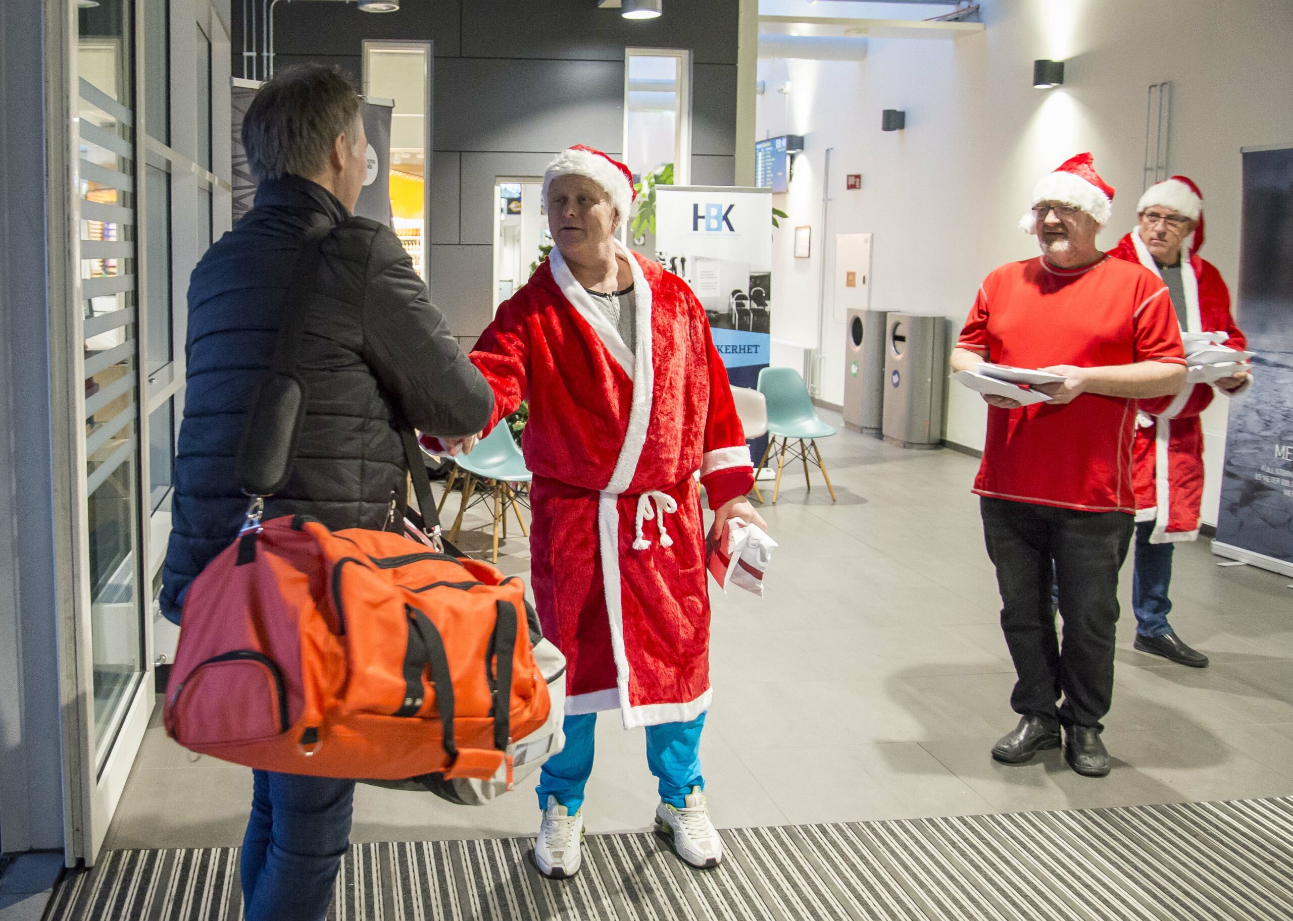 Terje Nysted gir pakke til en av offshorearbeiderne som i dag reiste ut fra Sola. Foto: Atle Espen Helgesen