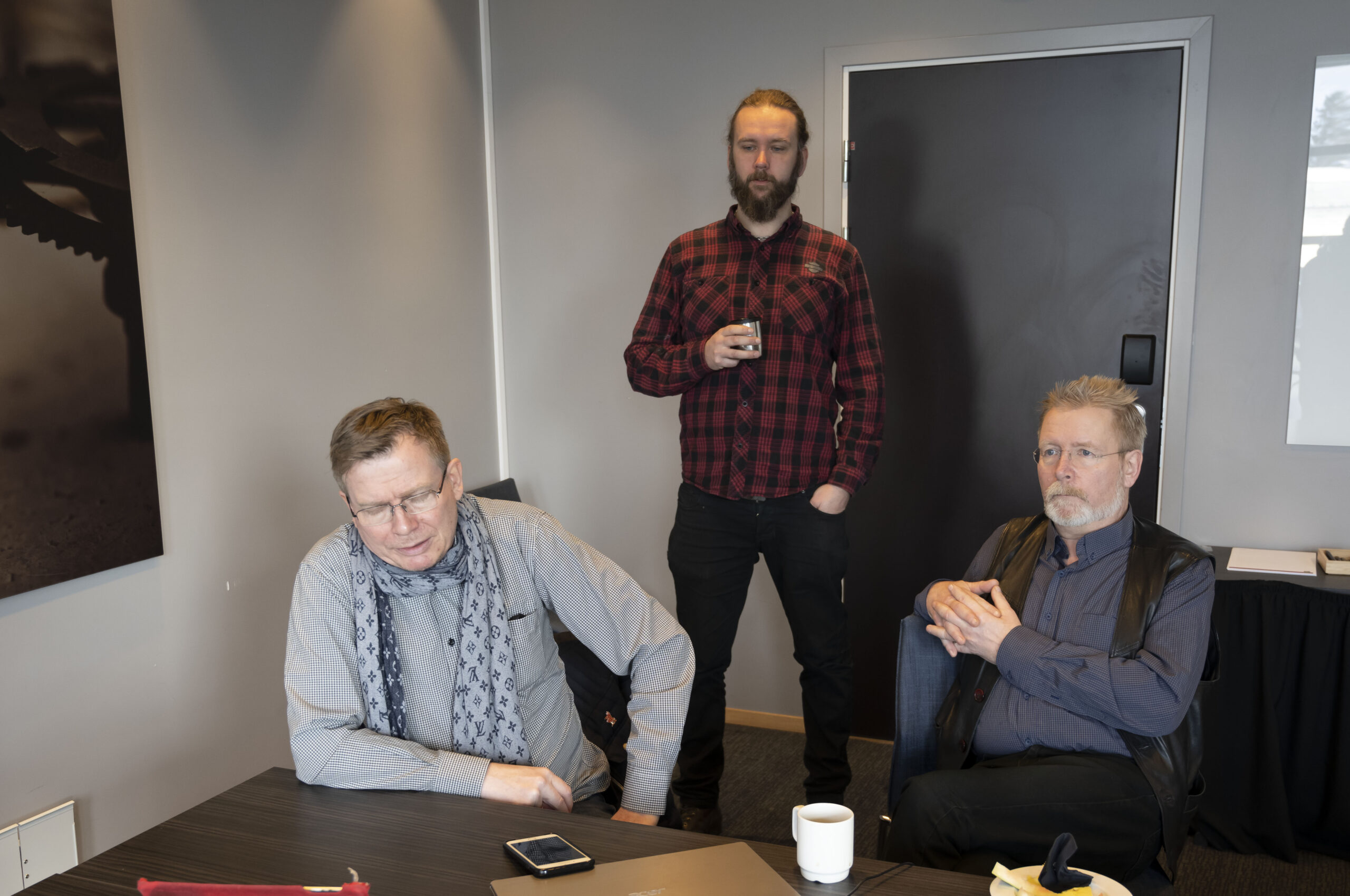 Klubbleder Hans Petter Jensen (fv), forhandlingsleder Ommund Stokka og forbundssekretær Jørn Erik Bøe i diskusjon med resten av forhandlingsutvalget på video. Foto: Atle Espen Helgesen