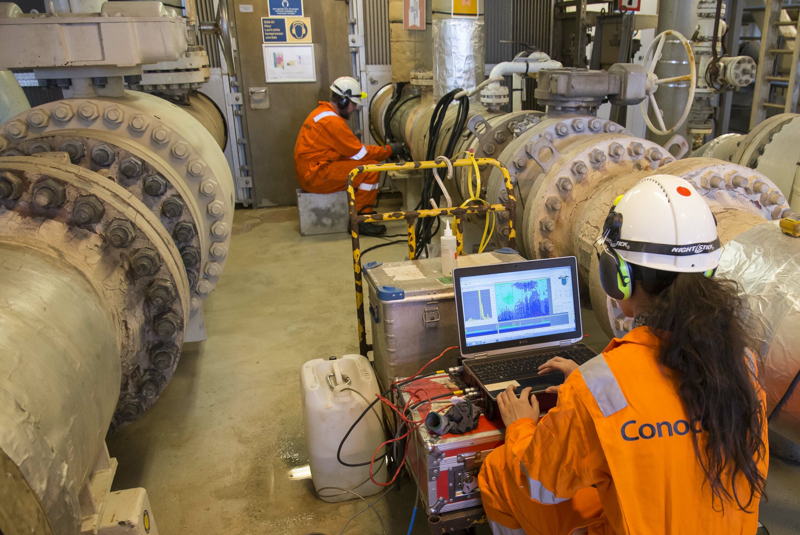 På bore- og brønnhodeplattformen Ekofisk X tester Tiril Hjelm og André Sivert Sem et hydrokarbonførende produksjonsrør med såkalt automatisert ultralyd. Foto: Atle Espen Helgesen