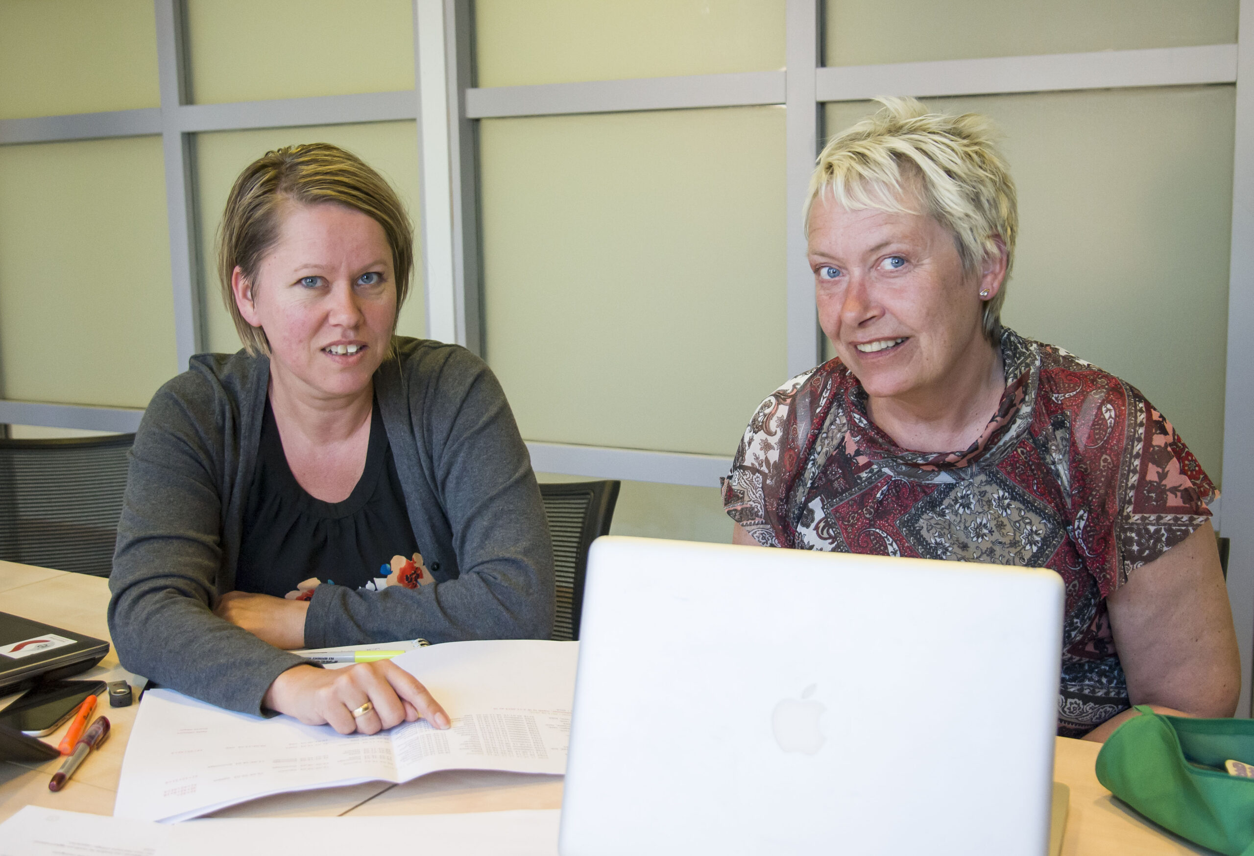 Gro Losvik hjelper tillitsvalgt Irene Sandhåland med å kreve fortrinnsrett for medlemmer. Foto: Atle Espen Helgesen