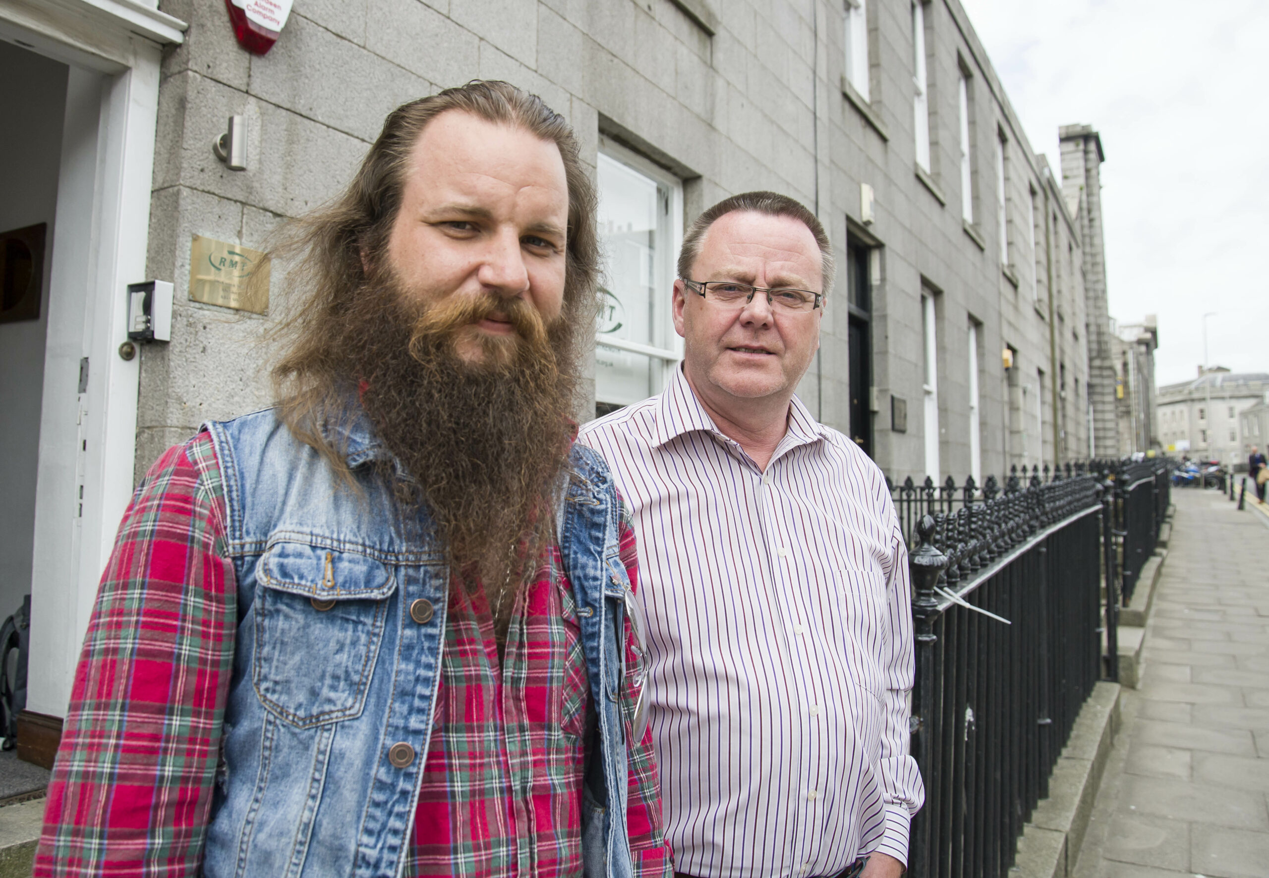 Henrik Fjeldsbø (left) and Jake Molloy discussed the helicopter safety in Aberdfeen last week. Photo: Atle Espen Helgesen