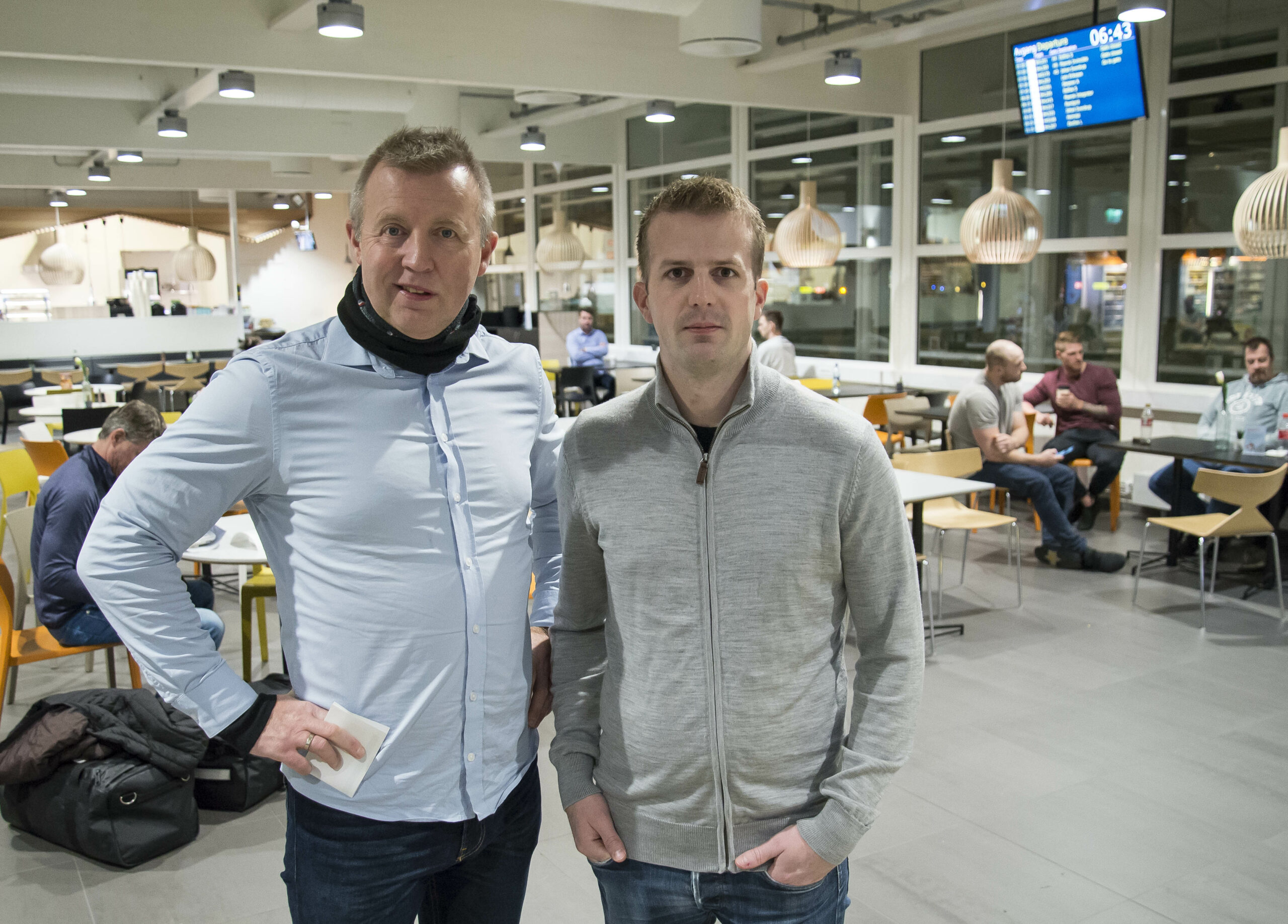 Forbundsleder Frode Alfheim (tv) og leder i Ekofisk-komiteen Eirik Birkeland deltar på markeringen på Ekofisk torsdag. Her under innsjekk på Sola i morges. Foto: Atle Espen Helgesen