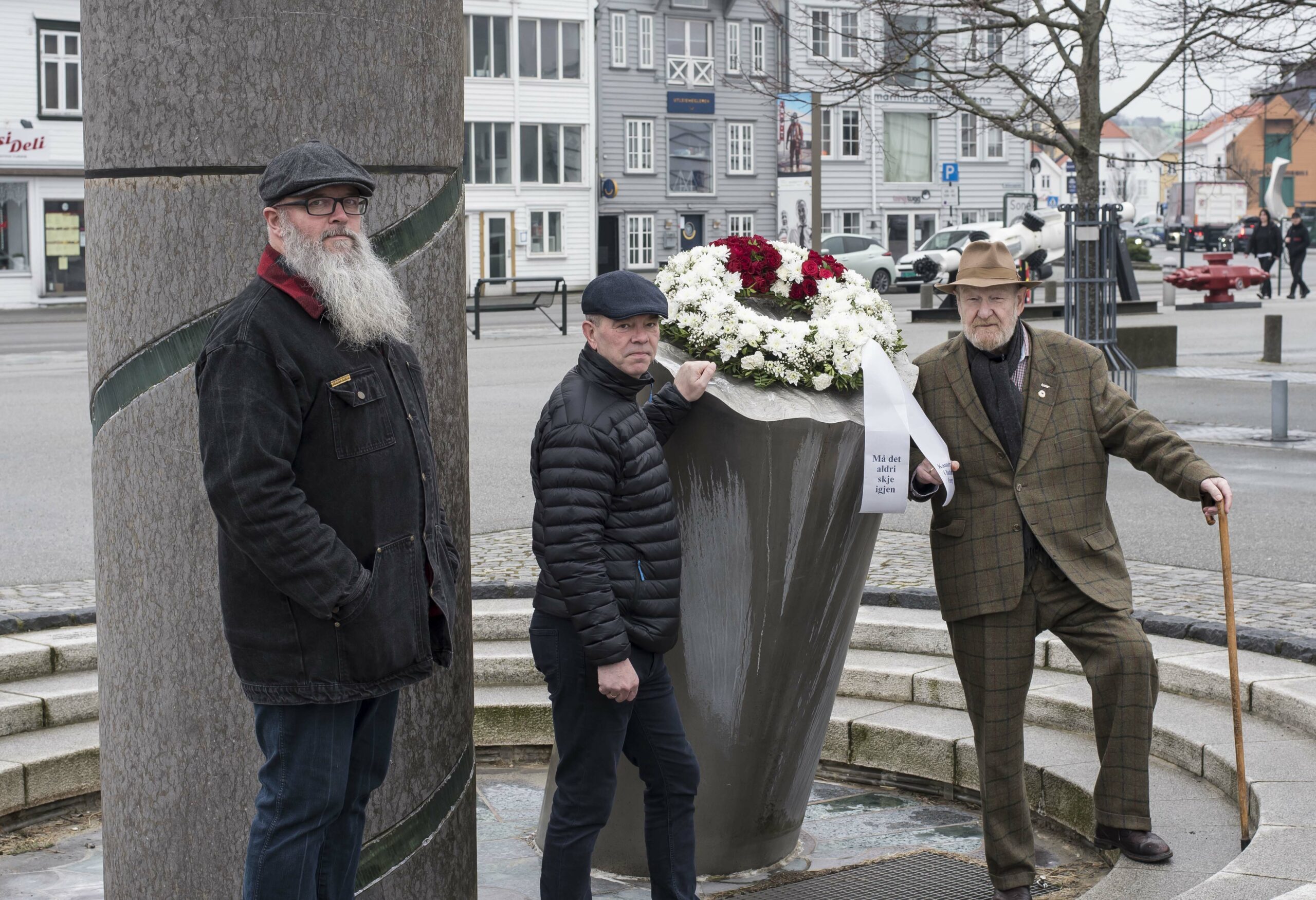 Bjørn Erik Poppe Thorsen, Erling Holmefjord og Lars Anders Myhre fra Industri Energi la ned krans ved monumentet “Oljearbeideren”. Foto: Atle Espen Helgesen