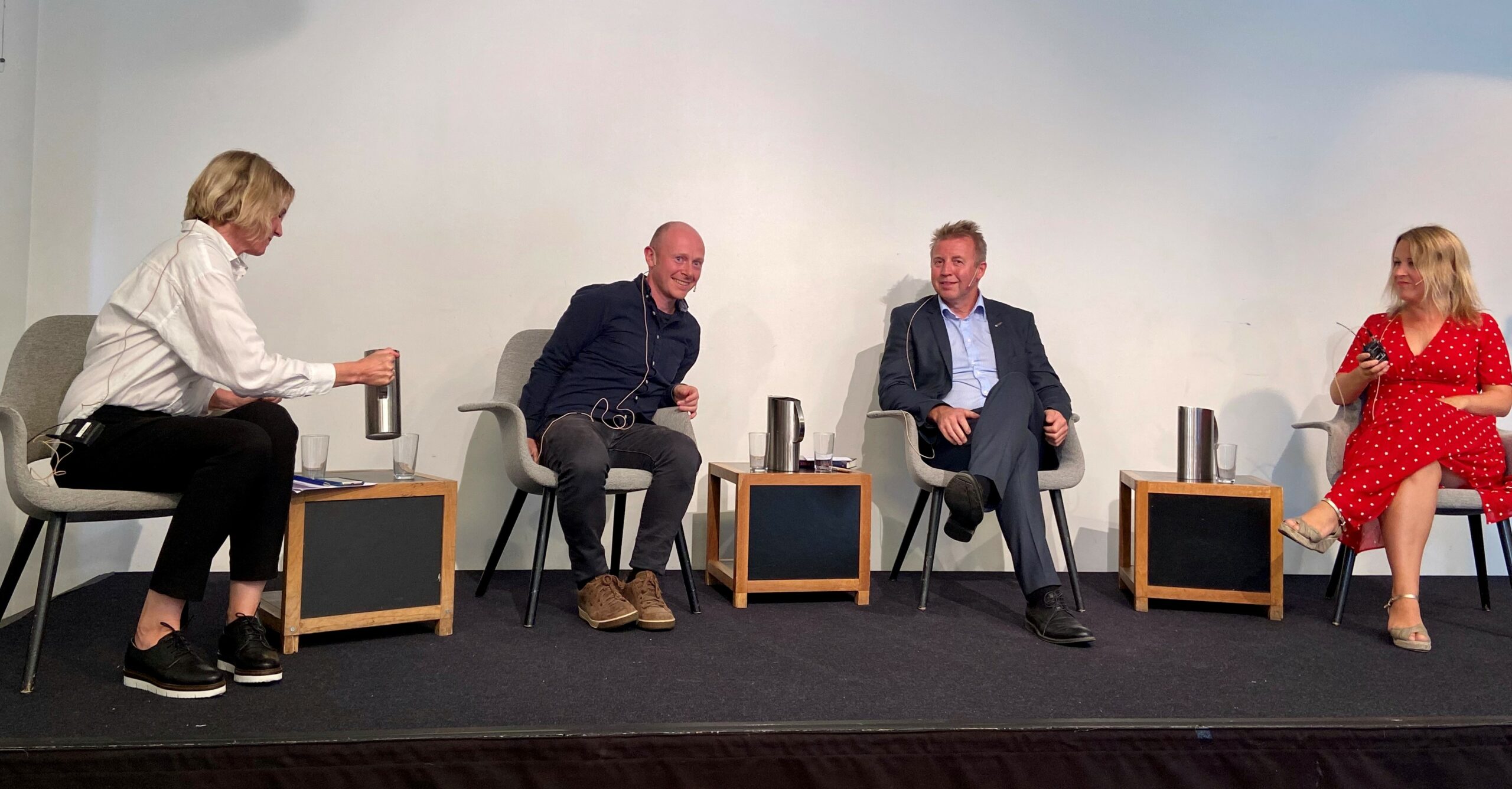 God stemning da forfatter Sandra Lillebø ledet panelsamtale med prisvinner Atle Berge, forbundsleder i Industri Energi, Frode Alfheim og førstesekretær i LO og juryleder, Julie Lødrup. Foto: Johnny Håvik.