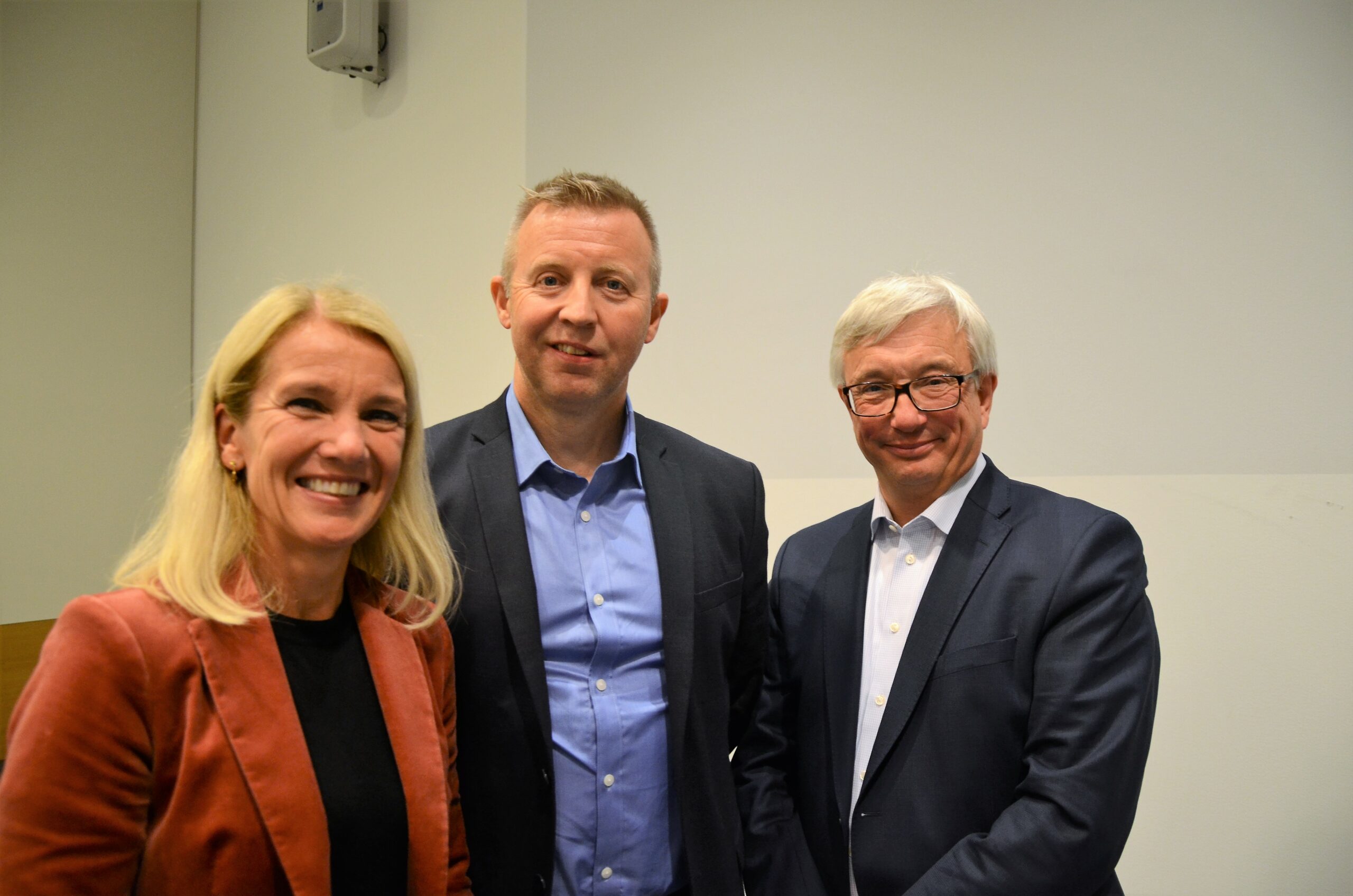 Dette er de tre initiavtakerne bak det nye trepartsnettverket. Fra venstre Stavanger-ordfører Christine Sagen Helgø, forbundsleder Frode Alfheim i Industri Energi og Karl Eirik Schjøtt Pedersen i Norsk olje og gass. Foto: Elin B. Øvrebø