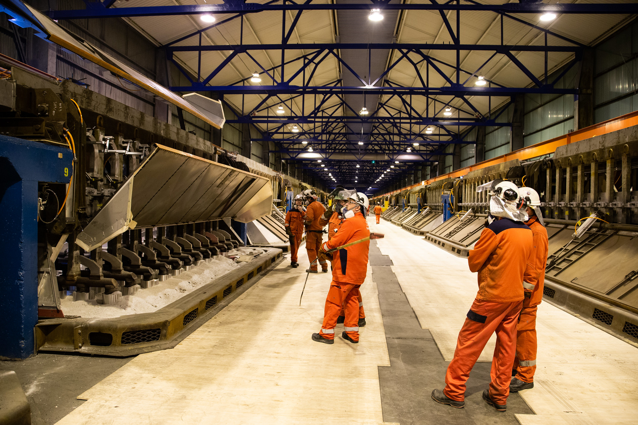 Oppstartsgruppen i arbeid med å starte de første ovnene i B-hallen. Foto: Geir Berntzen, Hydro Husnes.