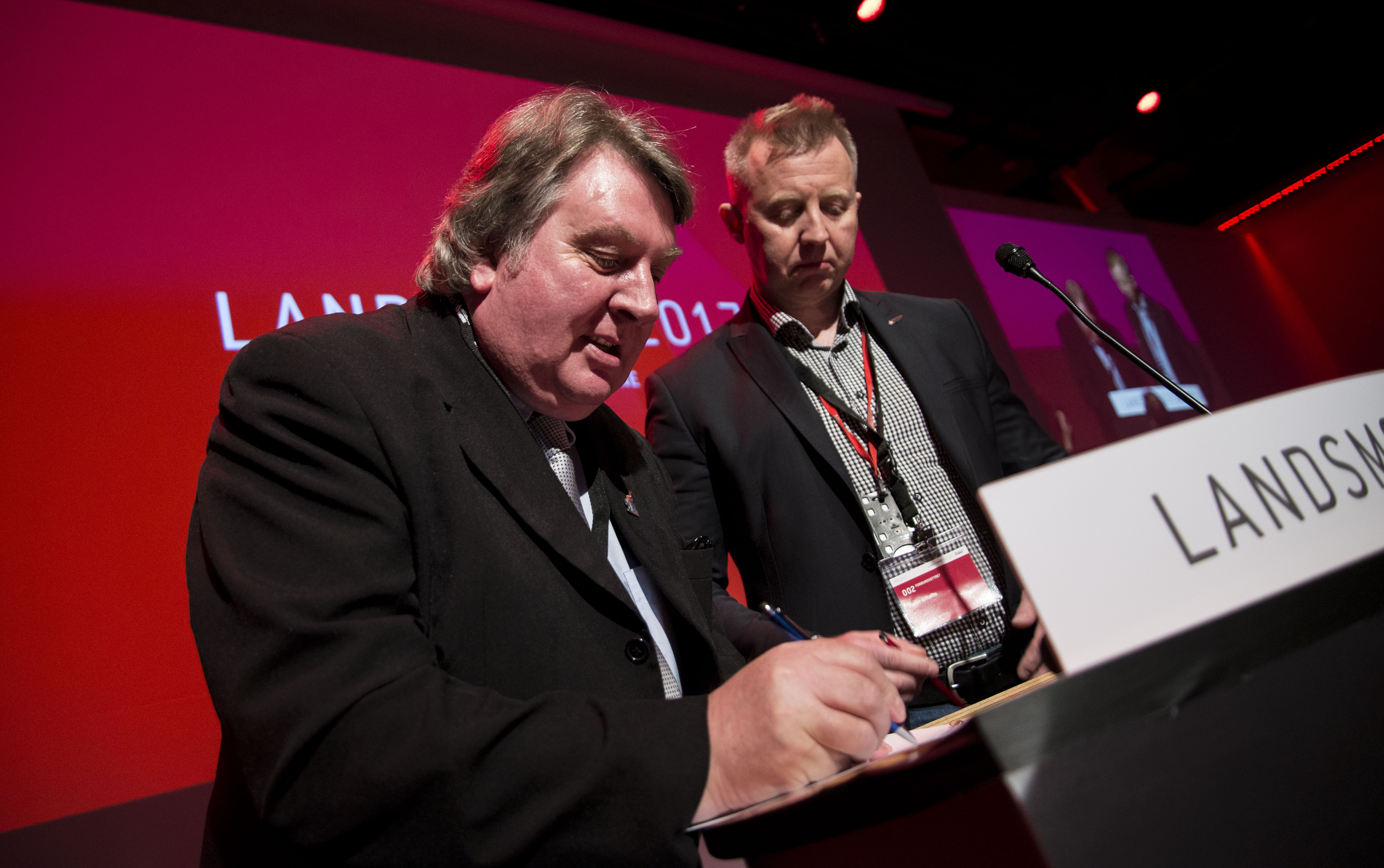 Tony Burke og Frode Alfheim signerte det felles oppropet mot NorthConnect-kabelen under landsmøtet. Foto: Leiv Martin Green